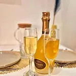 Le Moderne - Wifi - Near Train Station Apartment *