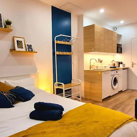 Le Moderne - Wifi - Near Train Station Apartament *