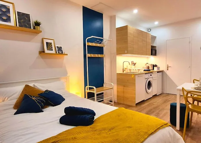 Le Moderne - Wifi - Near Train Station Apartament *